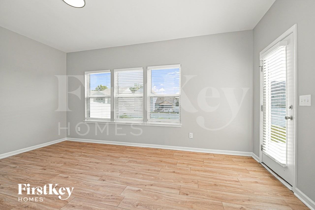 817 Alexander Commons Dr - Photo 3 of 16