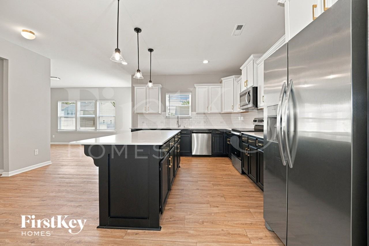 817 Alexander Commons Dr - Photo 4 of 16