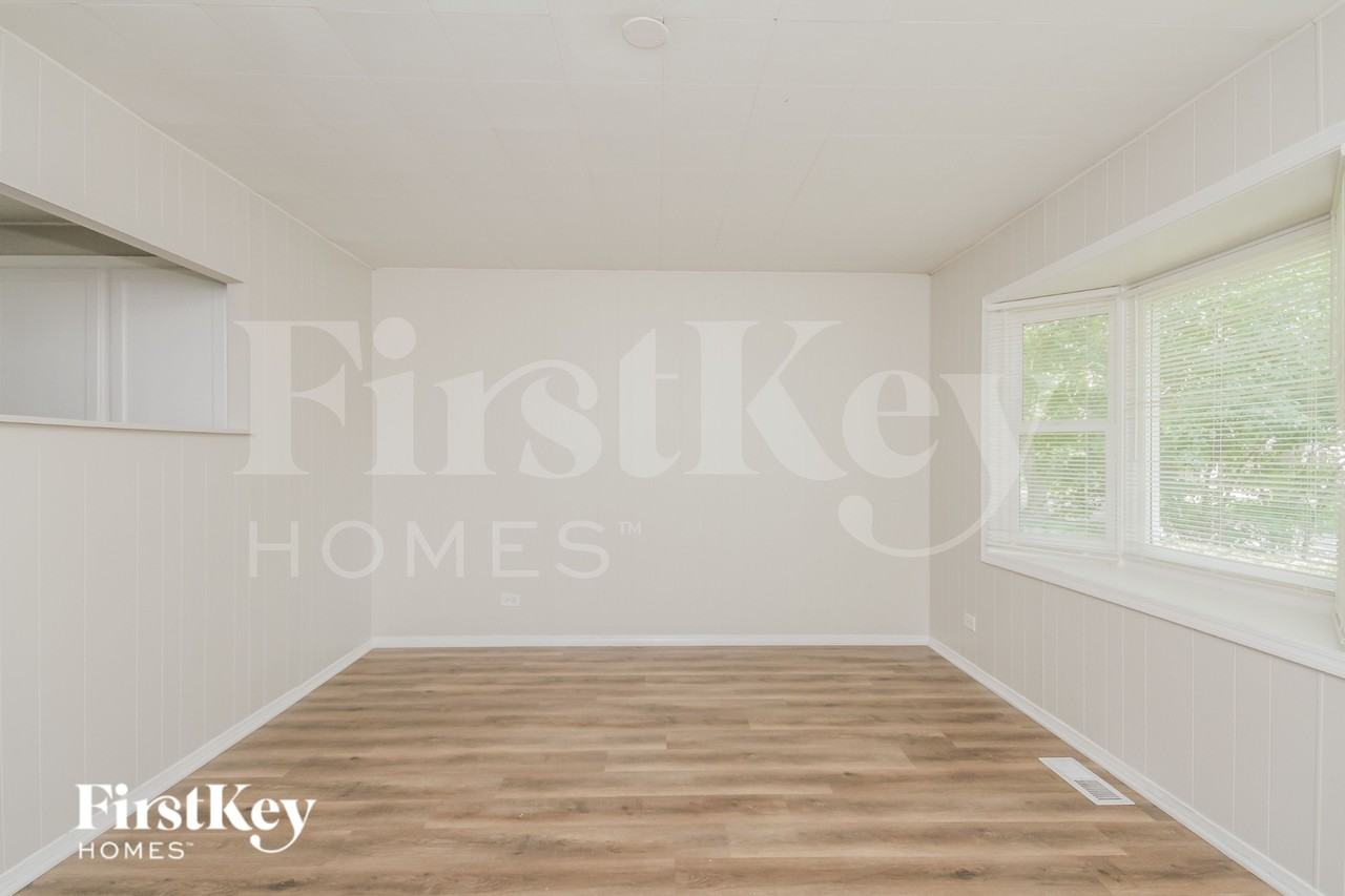 671 Marine Dr - Photo 3 of 16