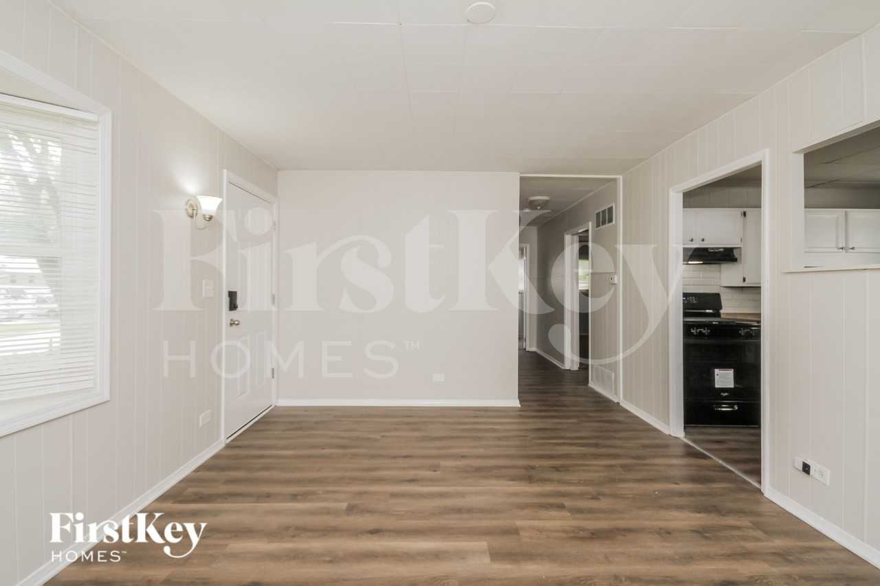 671 Marine Dr - Photo 4 of 16