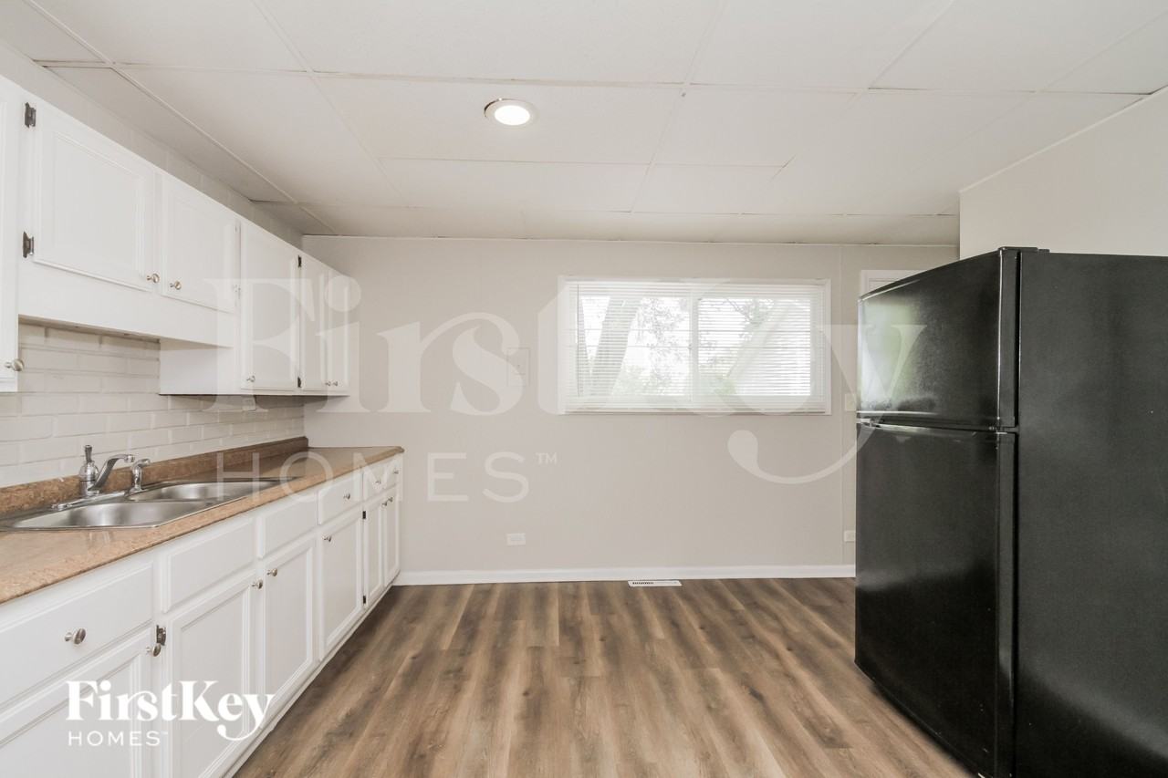 671 Marine Dr - Photo 5 of 16
