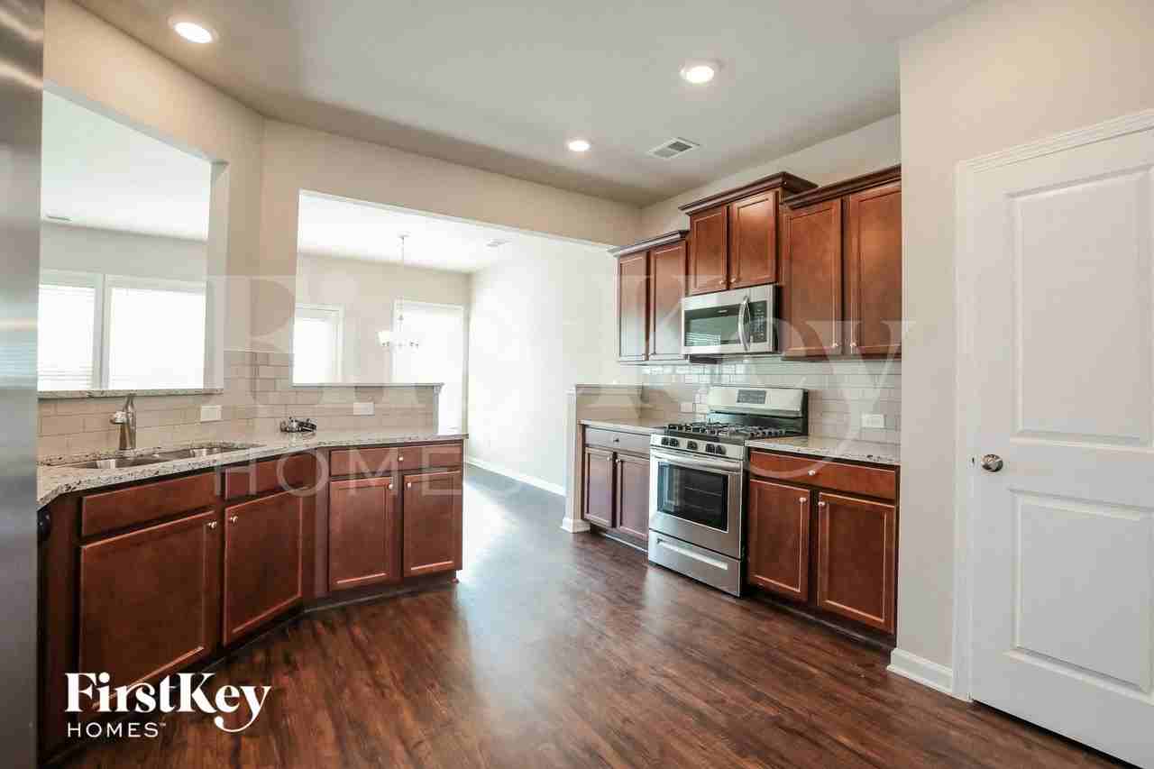 3100 Baylor Cir - Photo 5 of 15