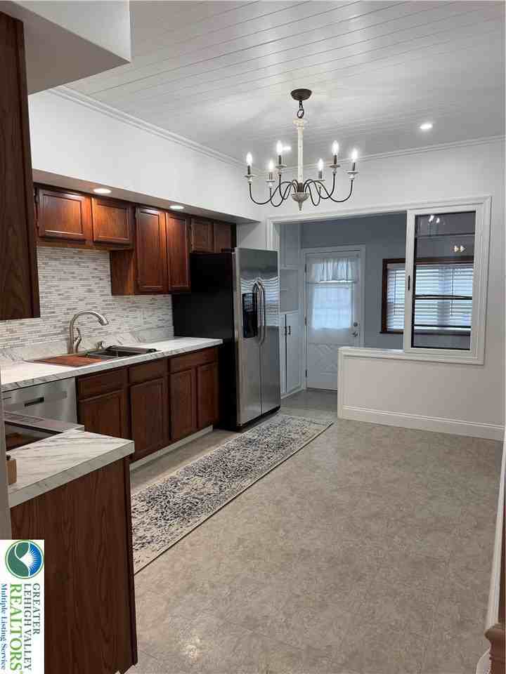 649 Furnace St - Photo 3 of 10