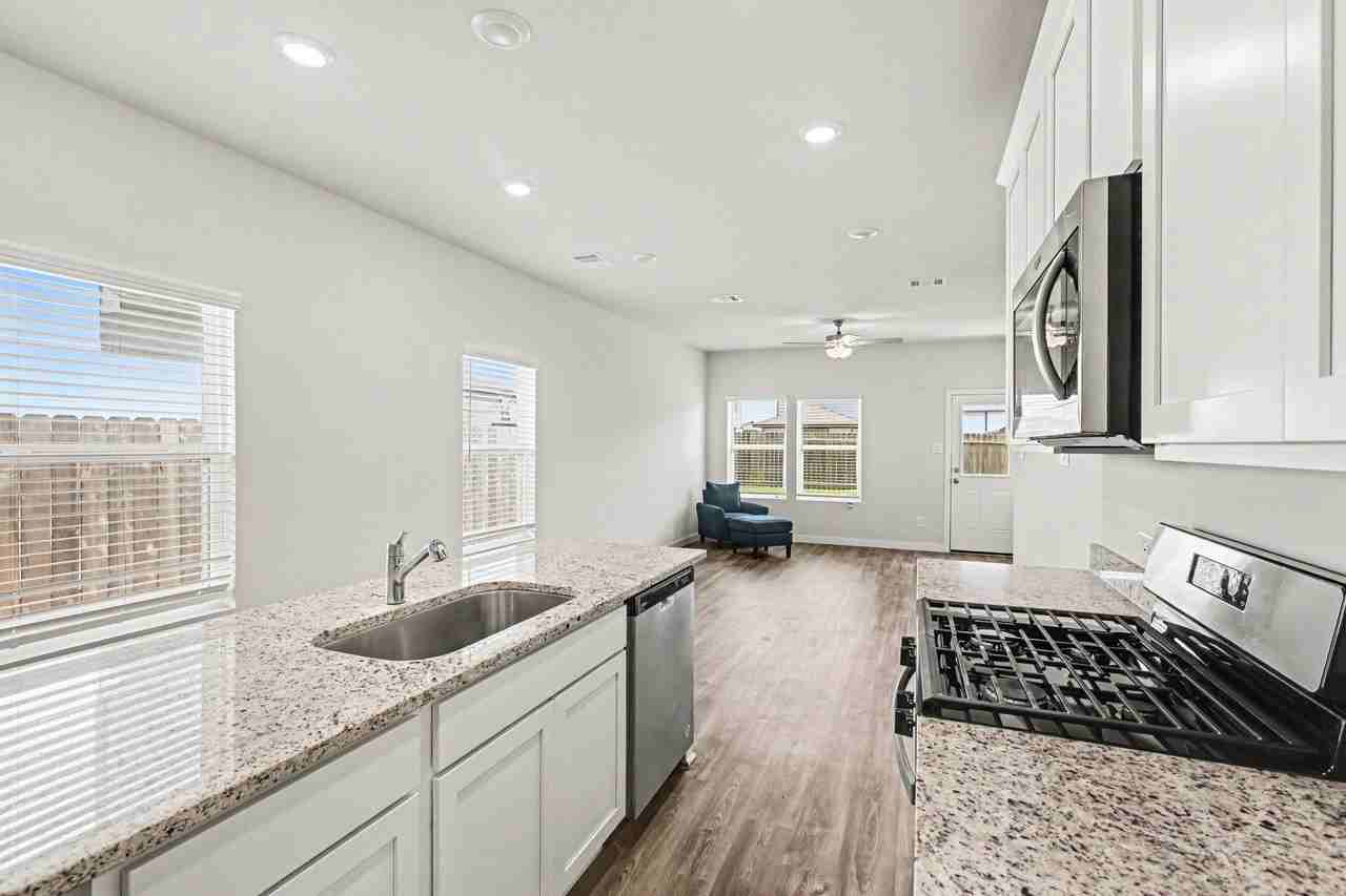 16909 Needlepoint Dr - Photo 4 of 19