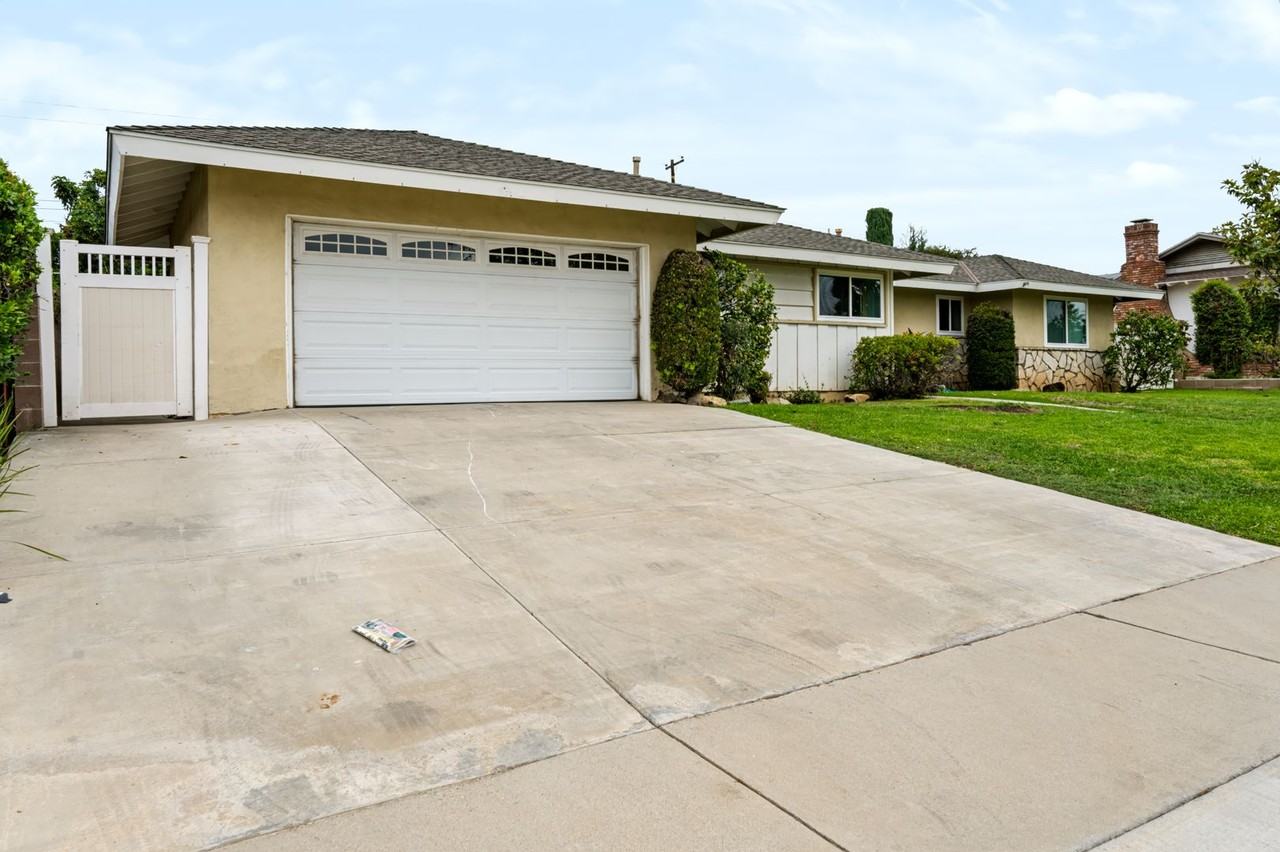 3613 N Calmgrove Ave - Photo 2 of 26