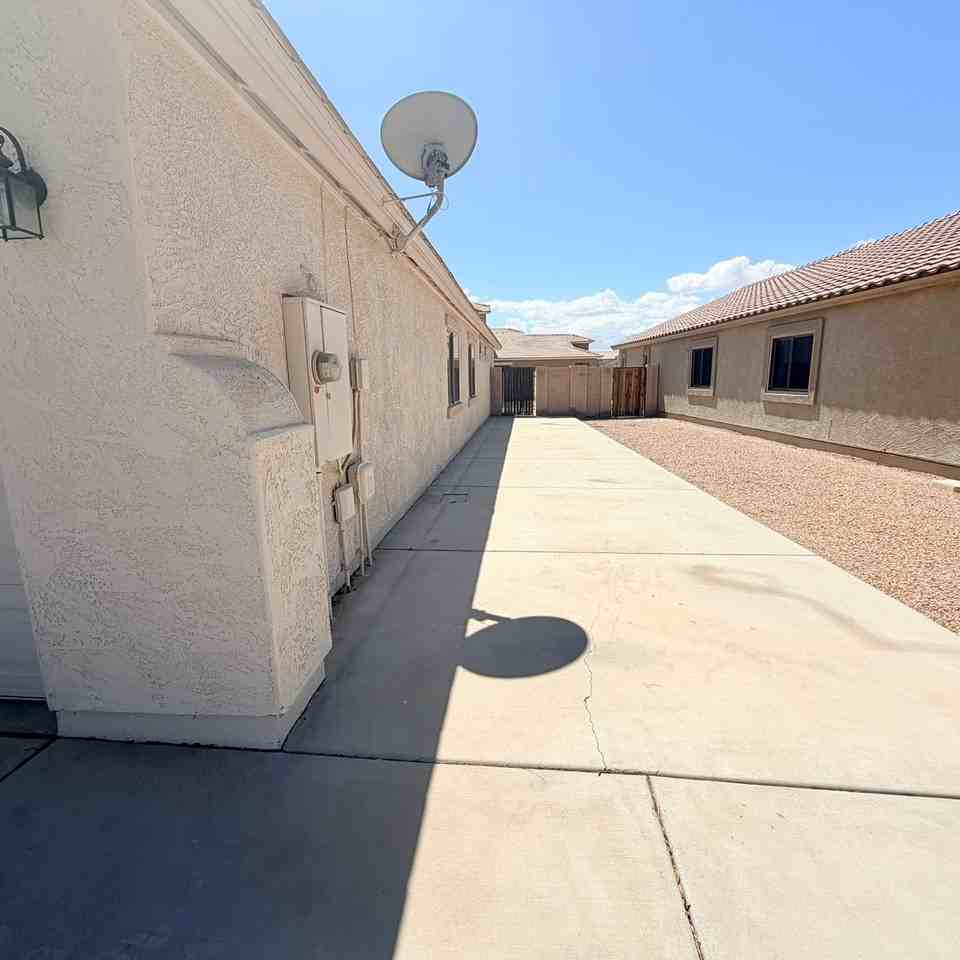 43845 W Arizona Ave - Photo 2 of 20