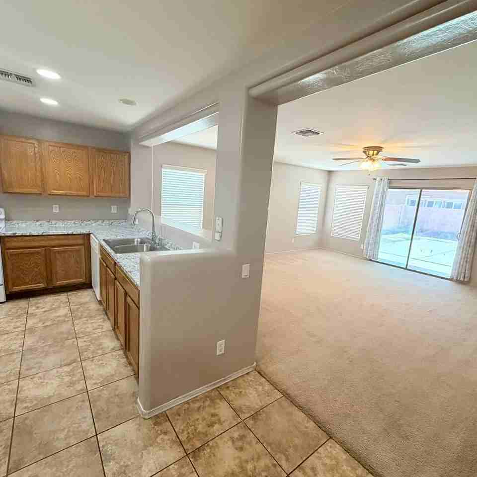 43845 W Arizona Ave - Photo 7 of 20