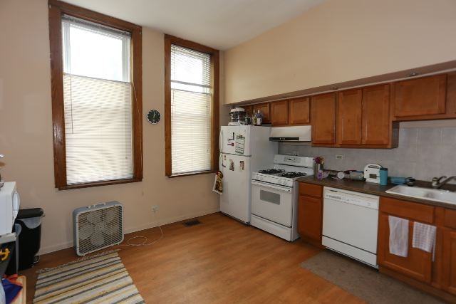 2057 W Roscoe St #1 - Photo 2 of 20