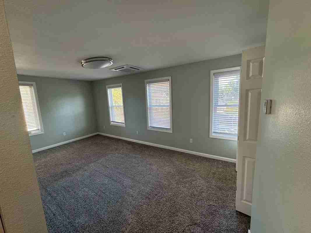 517 E Chestnut St - Photo 4 of 10