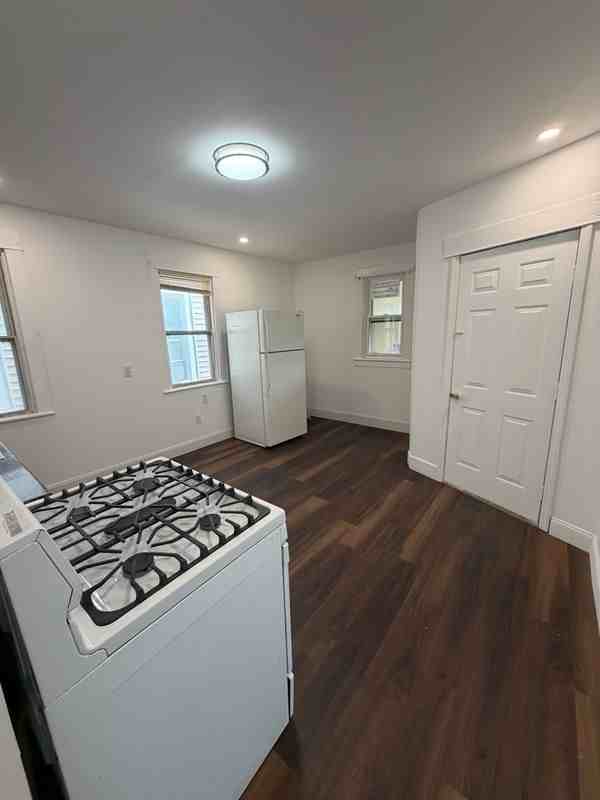 332 Duane Ave - Photo 7 of 19