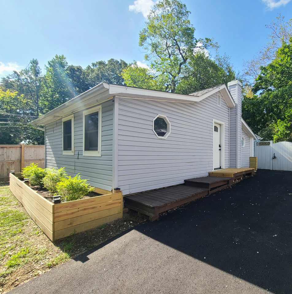 1724 Shore Dr - Photo 2 of 15