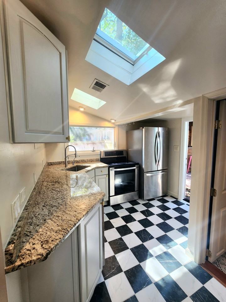 1724 Shore Dr - Photo 5 of 15