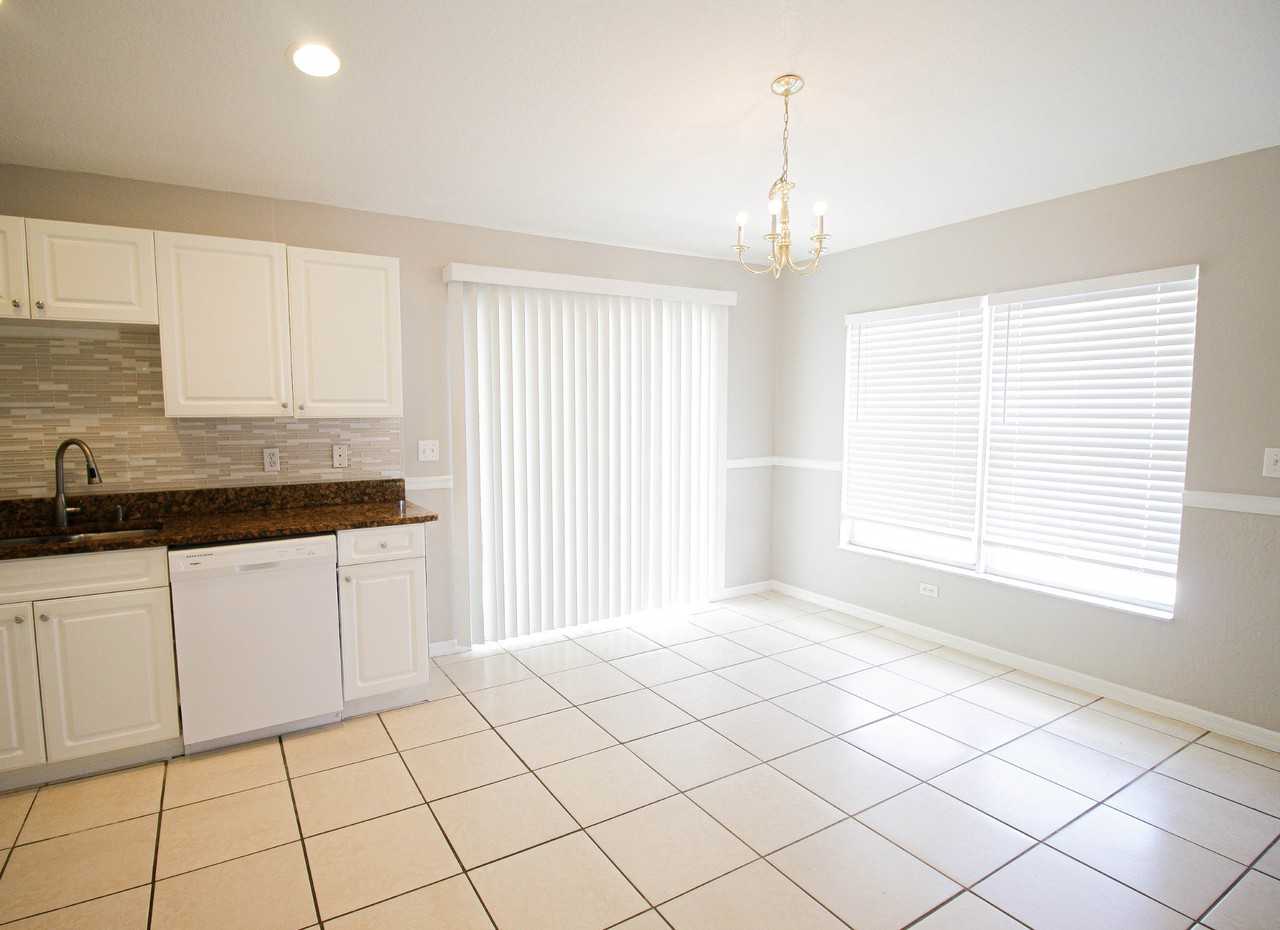 5454 Kensington St - Photo 3 of 15