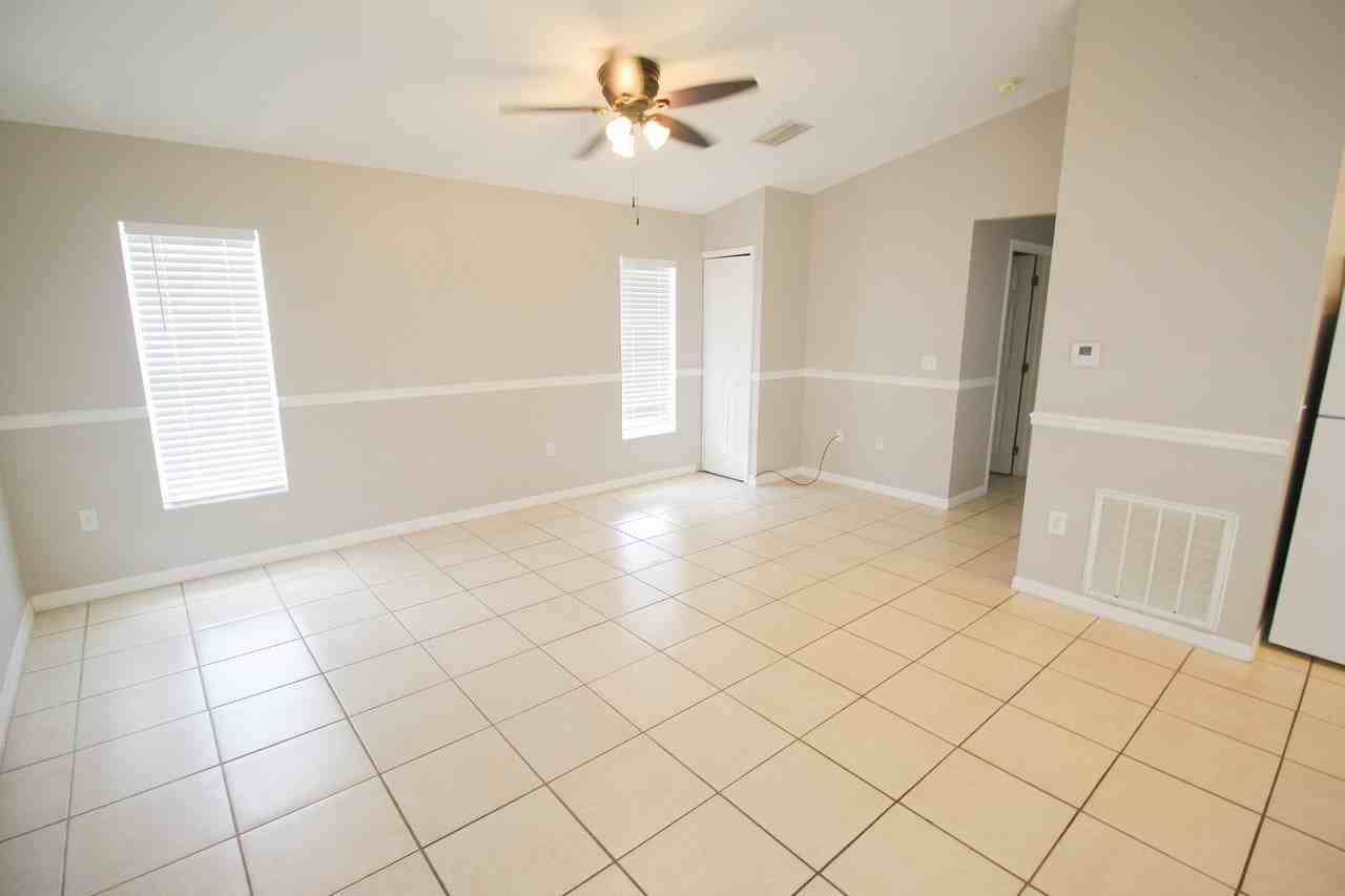 5454 Kensington St - Photo 5 of 15
