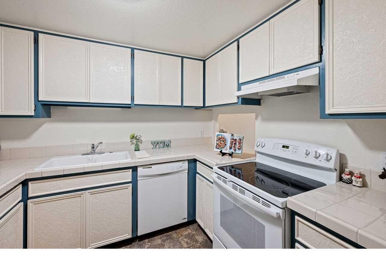 312 Hunington Ave - Photo 4 of 28