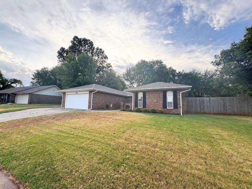 330 N Lakeside Ter - Photo 2 of 24