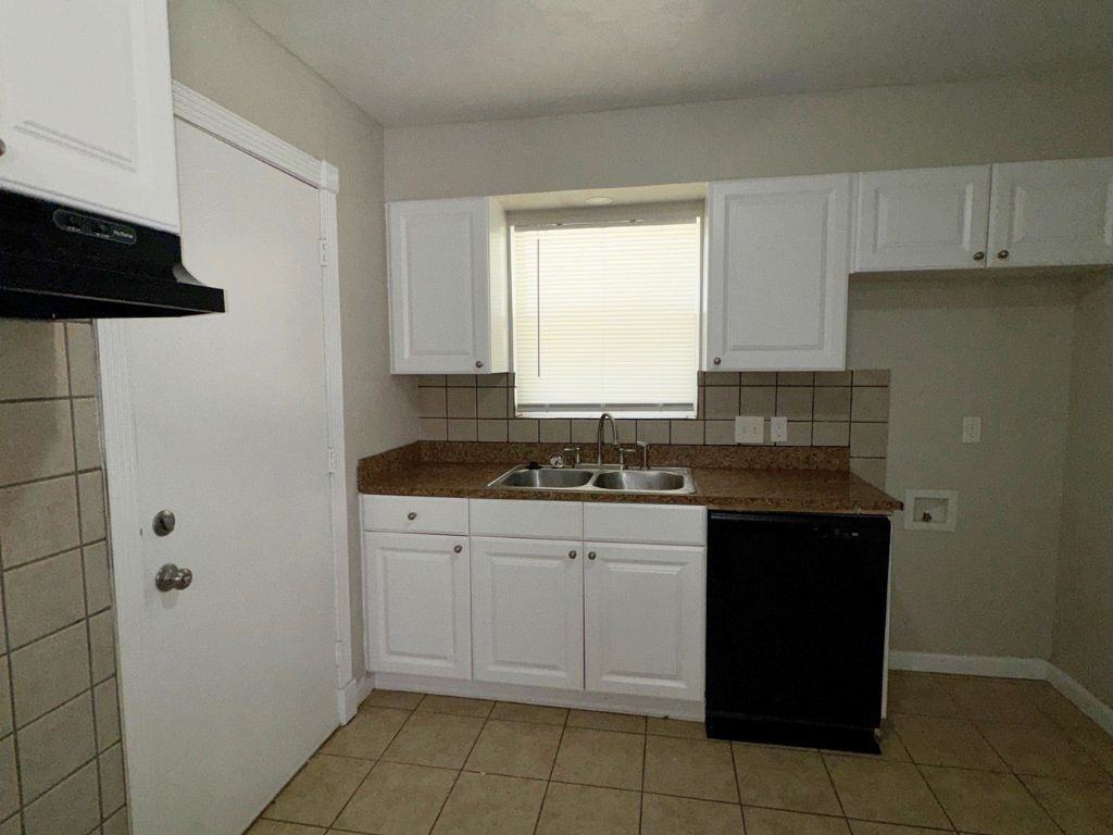 6009 Nw 55th St - Photo 6 of 17