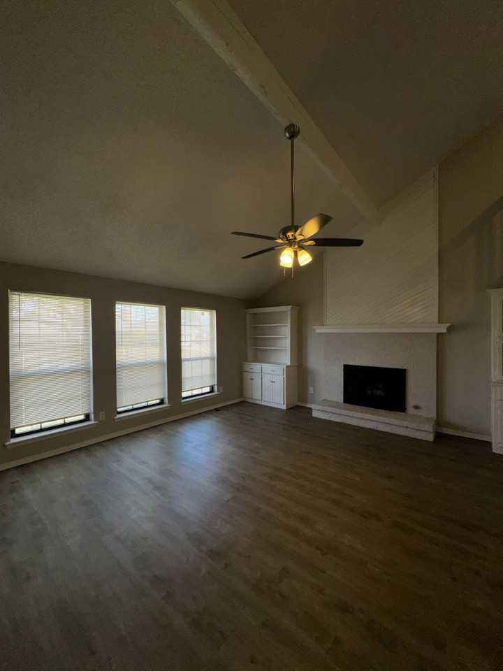 8304 Nw 109th Ter - Photo 5 of 23
