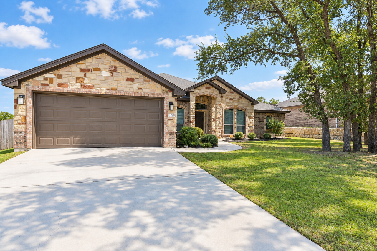 3220 Twin Ridge Dr - Photo 3 of 36
