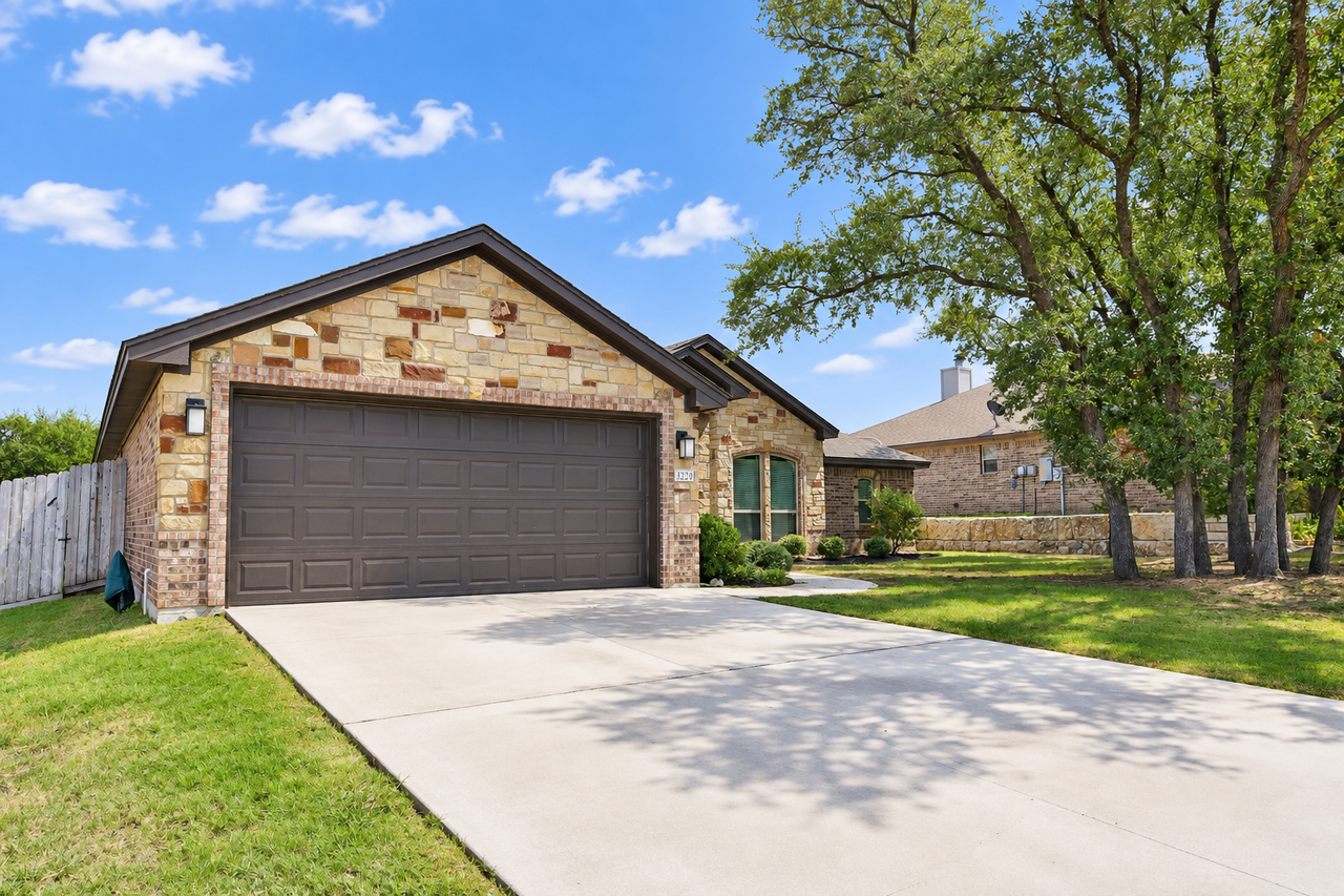 3220 Twin Ridge Dr - Photo 4 of 36