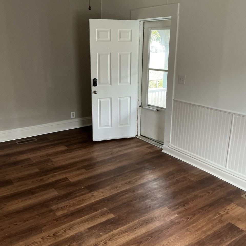 1207 Red Oak St - Photo 5 of 27