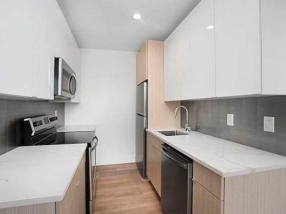 2333 Astoria Blvd - Photo 2 of 7