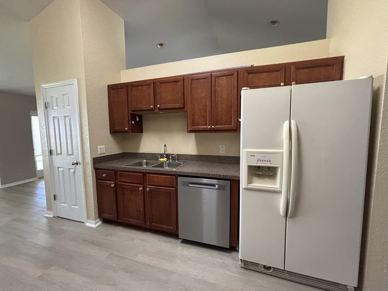 322 Mendoza St - Photo 4 of 24