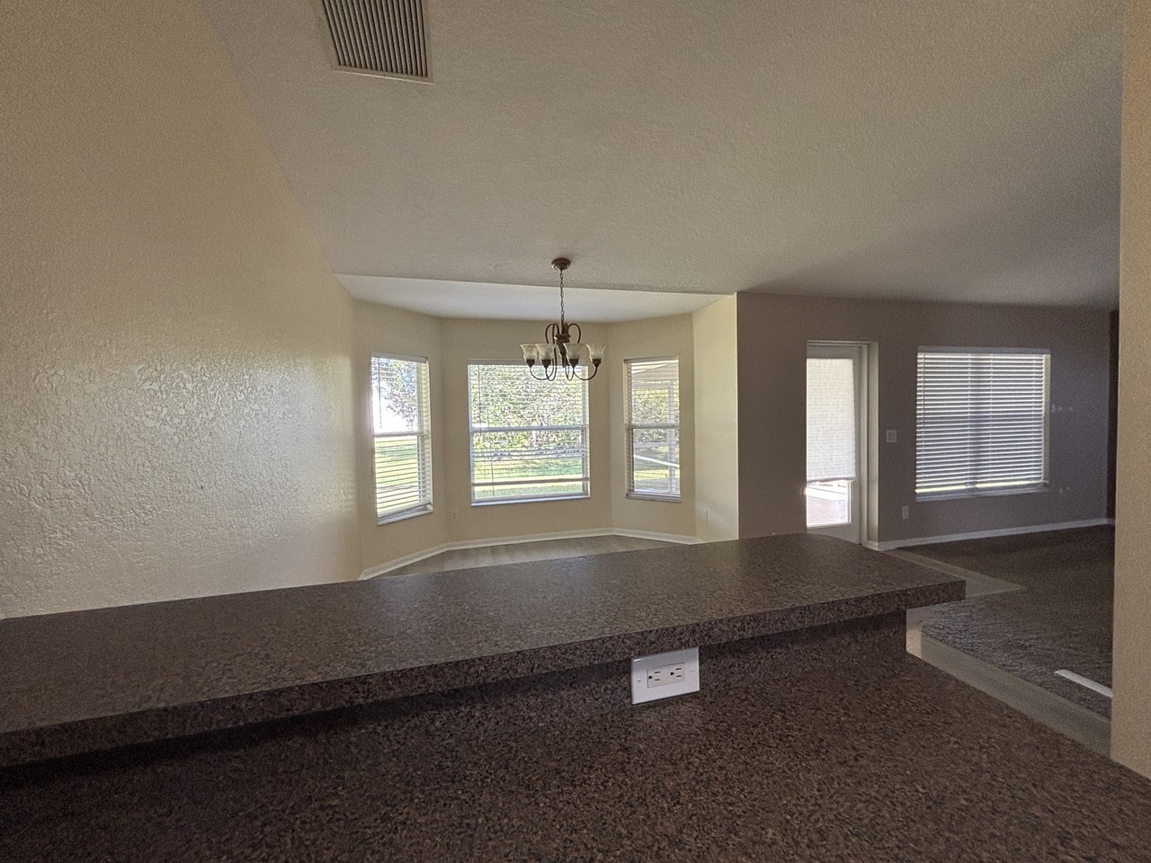322 Mendoza St - Photo 5 of 24