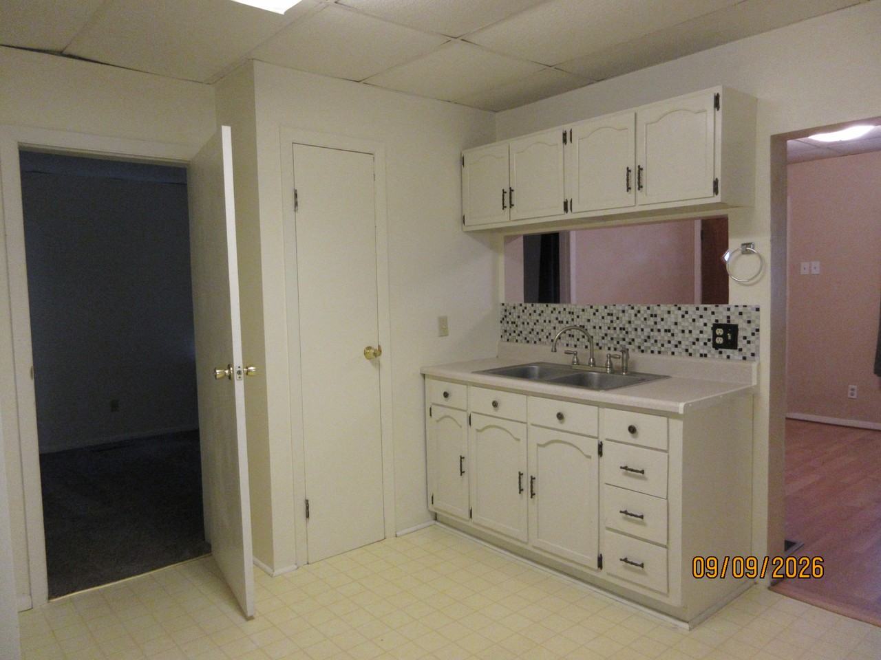 810 W 2nd St - Photo 4 of 9