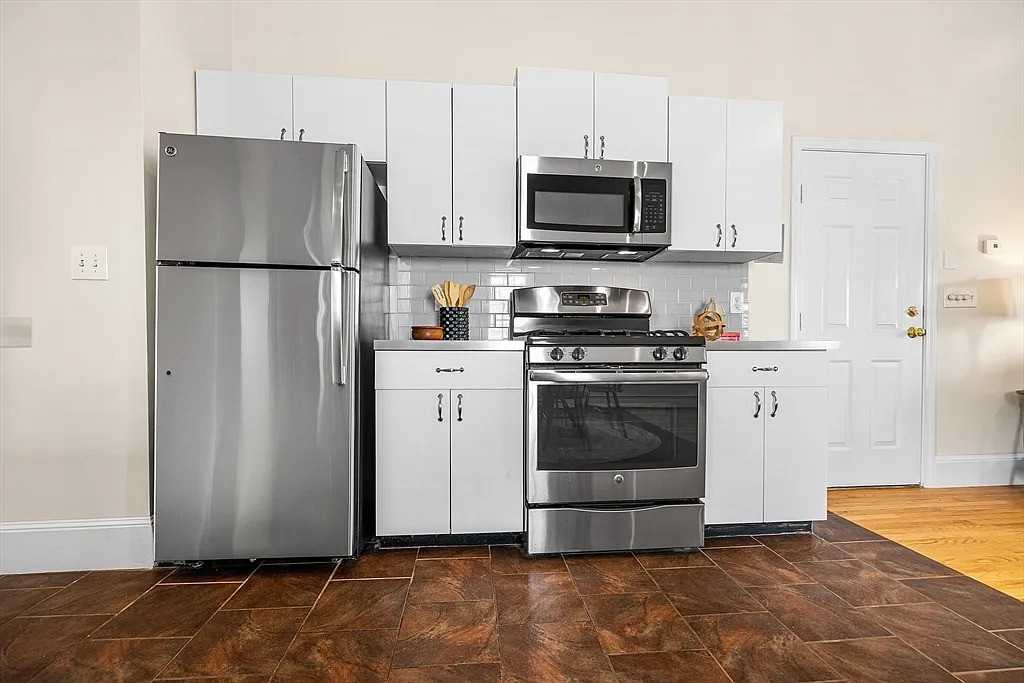 23 Chestnut St #2L - Photo 3 of 12