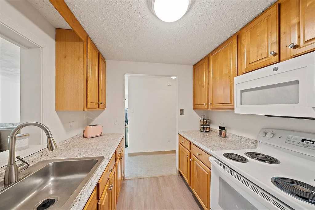 55 Greentree Ln #19 - Photo 2 of 21