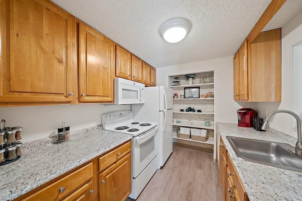 55 Greentree Ln #19 - Photo 3 of 21