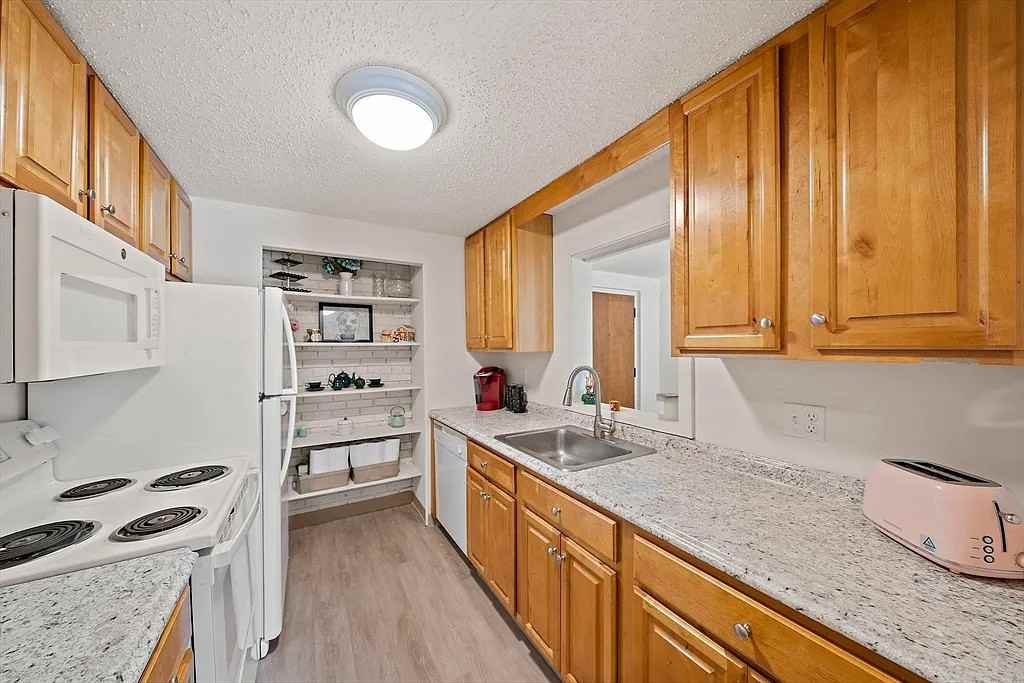 55 Greentree Ln #19 - Photo 4 of 21