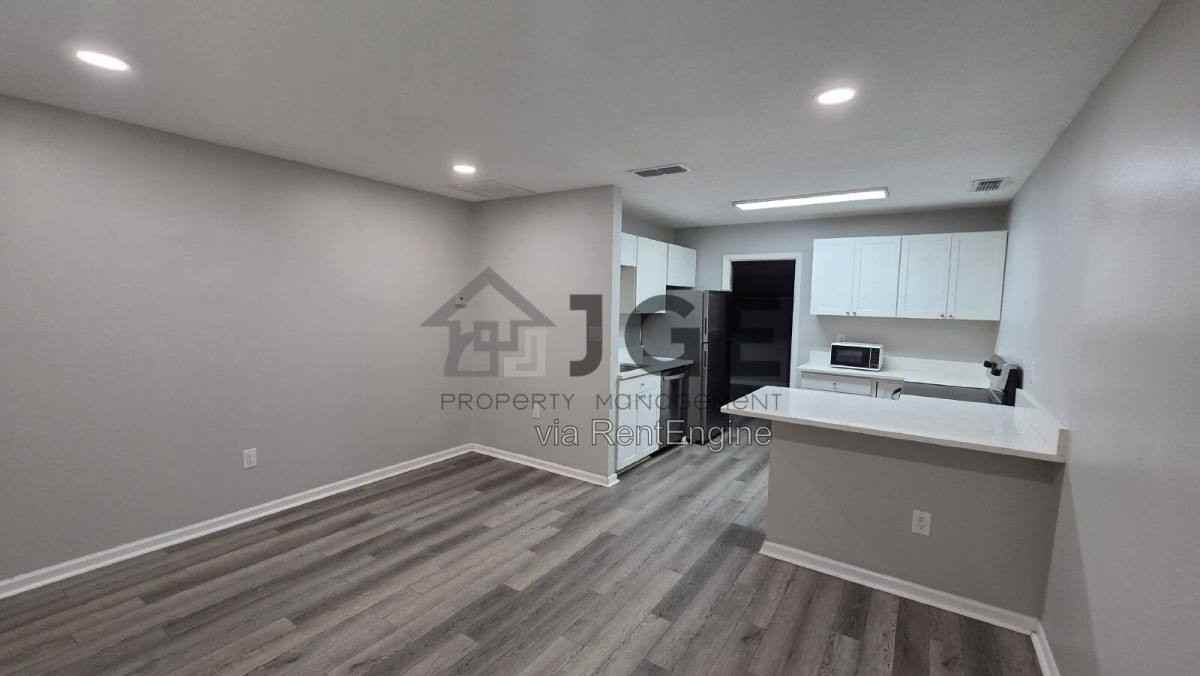 1801 3rd Court SE E - Photo 5 of 8