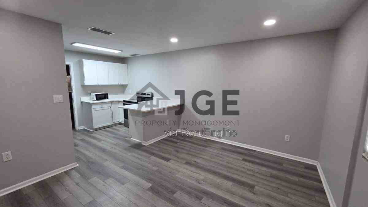 1801 3rd Court SE E - Photo 7 of 8