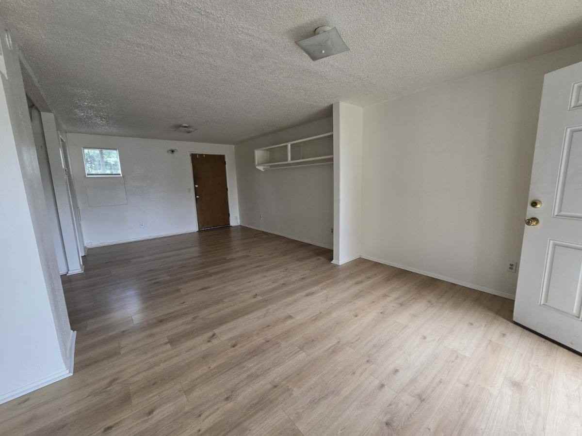 130 Nw Rose St #1 - Photo 3 of 10