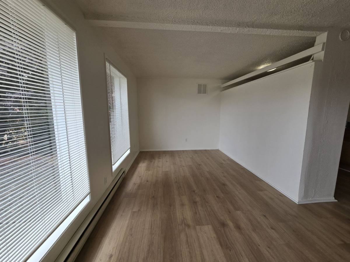 130 Nw Rose St #1 - Photo 5 of 10