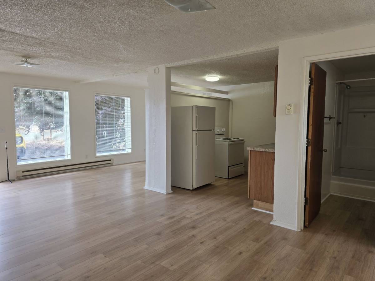 130 Nw Rose St #1 - Photo 7 of 10