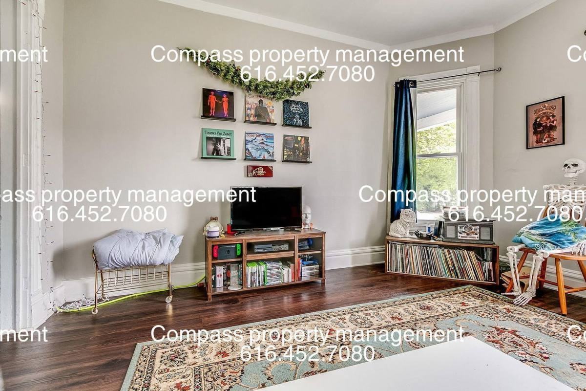 214 Gold Ave Nw - Photo 4 of 10