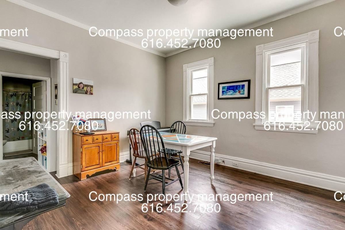 214 Gold Ave Nw - Photo 7 of 10