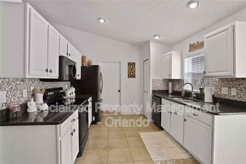 111 Prince Pl - Photo 3 of 18