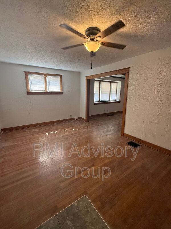 1245 Sw Boswell Ave - Photo 2 of 11