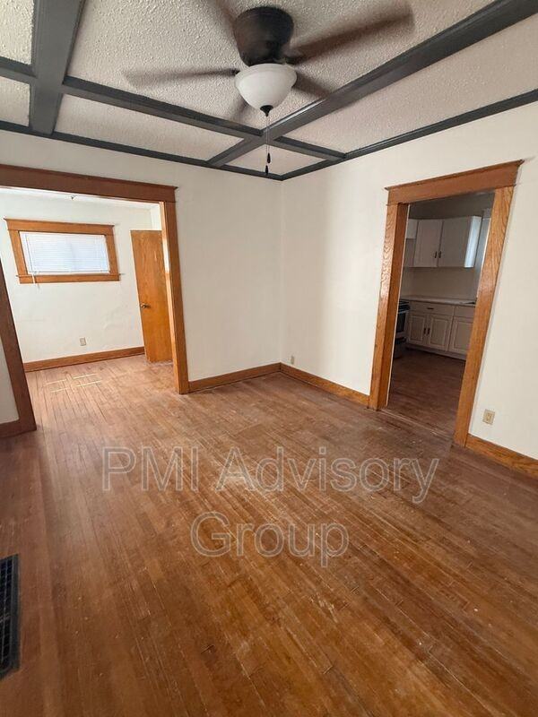 1245 Sw Boswell Ave - Photo 3 of 11