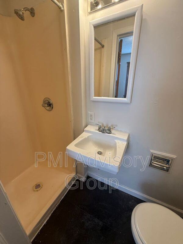 1245 Sw Boswell Ave - Photo 4 of 11