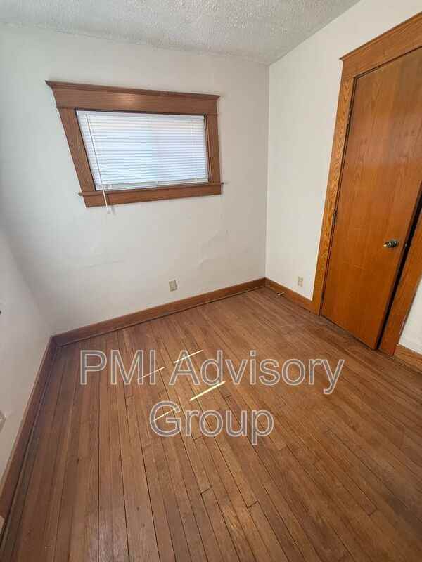 1245 Sw Boswell Ave - Photo 5 of 11