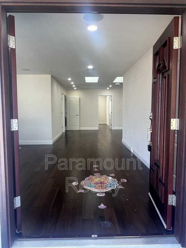 500 Woodstock Way - Photo 3 of 27