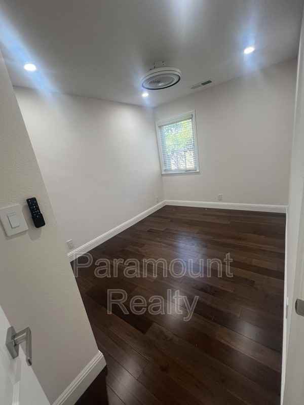 500 Woodstock Way - Photo 5 of 27