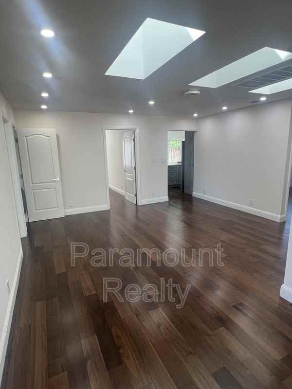 500 Woodstock Way - Photo 7 of 27
