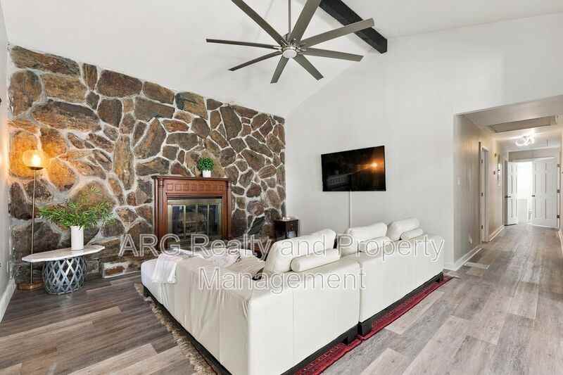1014 Curran St Nw - Photo 3 of 15