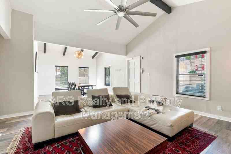 1014 Curran St Nw - Photo 4 of 15